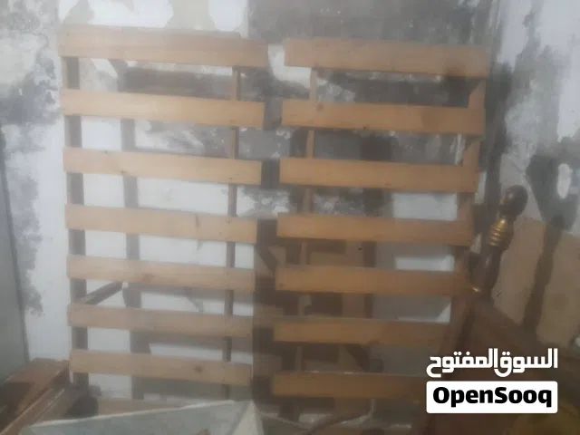 تخت مجوز مع سلم تبعو نظيف وخشب مرتب الصورة مش واضحة منيح