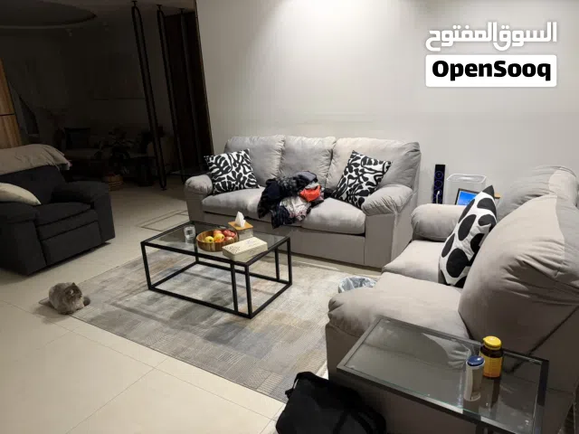 طقم كنب تنجيد جديد ثلاثي ثنائي حجم مريح ashley  مع ركلاينر بلون اسود قماش راقي يتحمل المسح والتنظيف