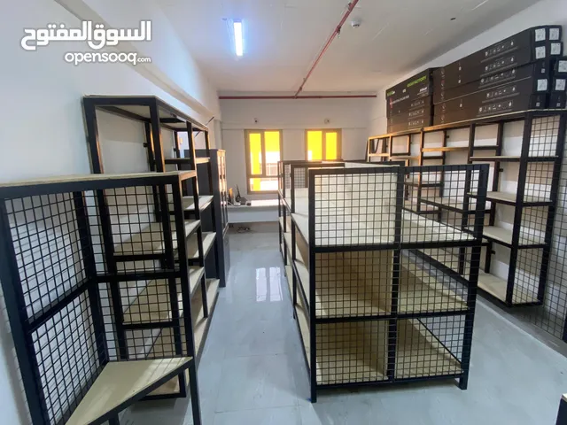 للبيع مخزن مجهز بأرفف تفصال في الري بسعر مو موجود بسوق بيعه سريعه جاهز وبسعر ممتاز