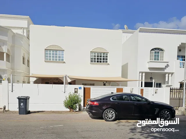Villa in Shatti Qurum for rent