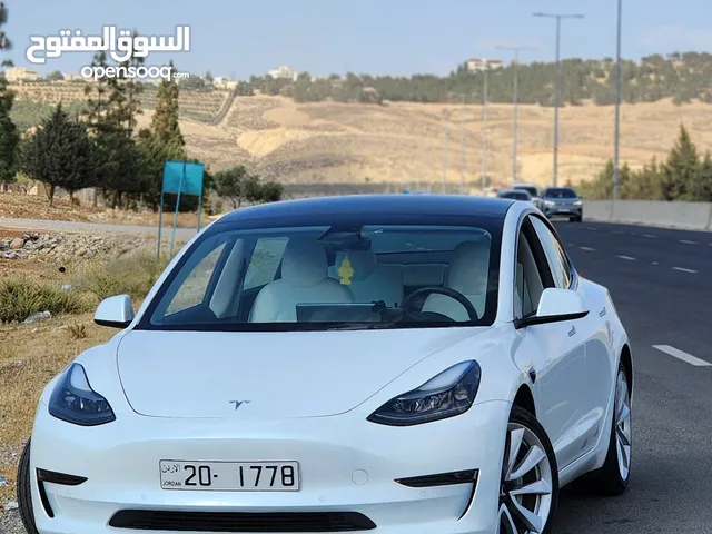 Tesla Model 3 Standerd Plus 2022 ابيض وداخليه ابيض جمرك جديد شهر 12 بسعر 20 الف بدون الرقم