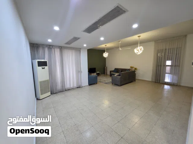 شقة للايجار في شارع حيفا نظيفة ومؤثثه جزئي