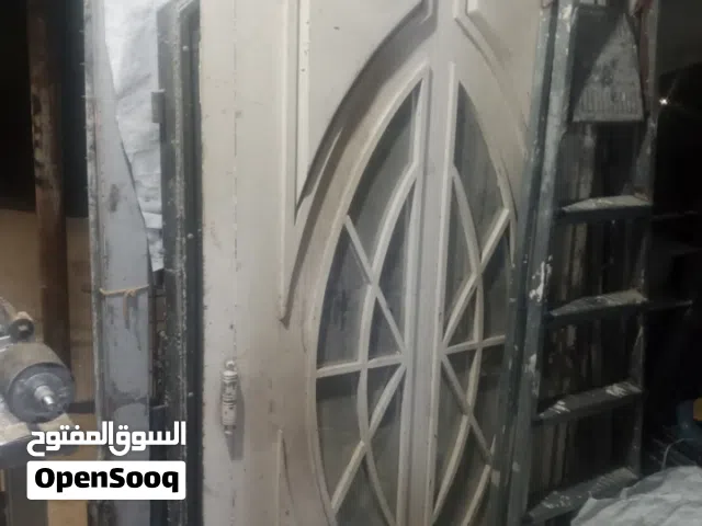 باب حديد ثقيل جدا