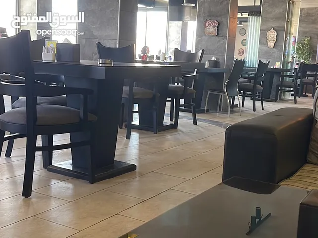 مطعم وكوفي شوب للبيع مجهز ومرخص بلكامل يعمل بشكل جيد الرخصه تشمل تقديم الارجيله مساحه المطعم 250