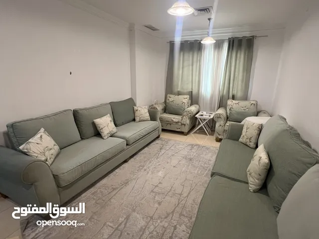 طقم جلوس بحالة ممتازة + سجادة