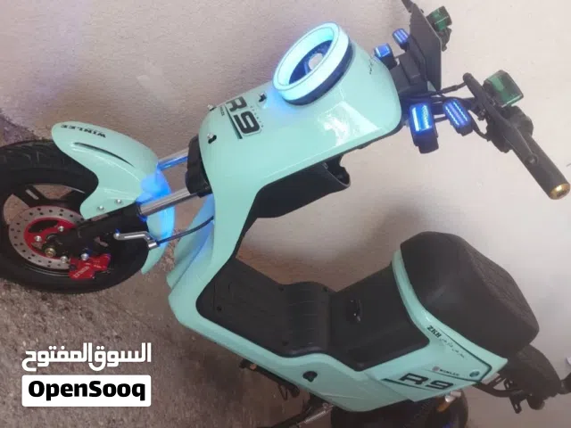 دراجه للبيع R9 2025 الدراجه نضيفه  الدراجه كفاله بطاريات 32 أمبير