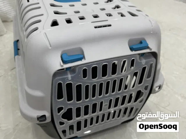 قفص متنقل للقطط باللون الاسود والرمادي والازرق وعاء طعام قطط لتر بوكس باللون الوردي ومغرفة فضلات