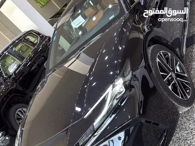 تيوتا كامري 2025 ماشيه الف اخت الزيرو. فول موصفات 1/1 ضمان شركه ساس