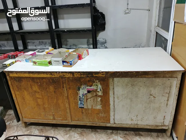 رفوف بلاستيك +خشب +طاوله