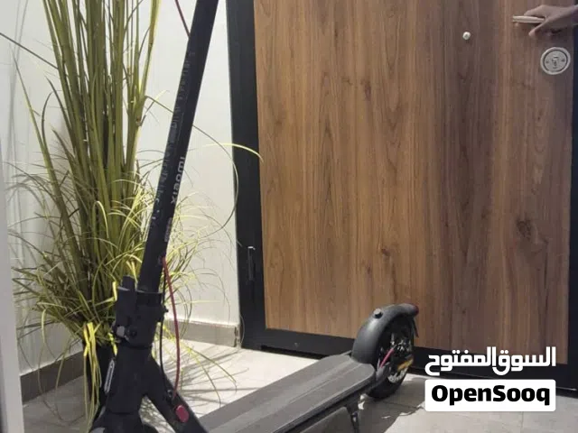 سكوتر شاومي السرعه25 مع شحن قوي ويئتي نضيف و العجلات منفوخه بل هوائ ويئتي كل جديد للتواصل في الخاص