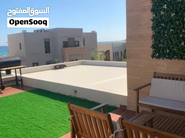 تاون هاوس راقي ومؤثث للبيع – جبل سيفة (إطلالة بحرية جميلة)