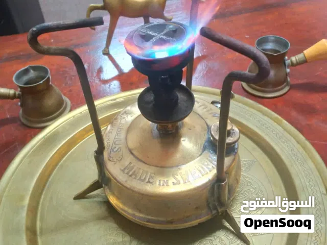 بابور كاز أثري عبارة عن تحفة فنية مع بعض المقنبات الانتيكا القديمة