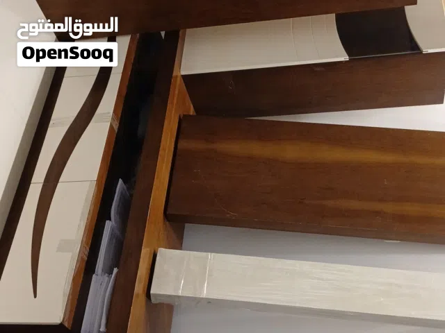 مكتبة كاملة تتكون من رف علوي وزوز دواليب كبار وبوفيه متاع تلفزيون ومعاها زوز ثريات