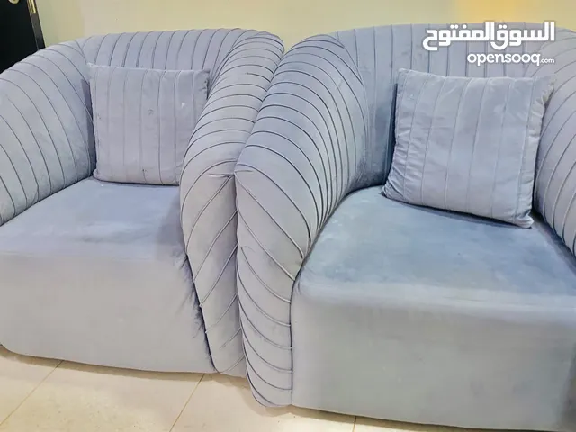 طقم كنب خمس اشخاص مع الطاولة استخدام 4 اشهر جديد سبب البيع النقل الى شقه مؤثثه 50 دينار