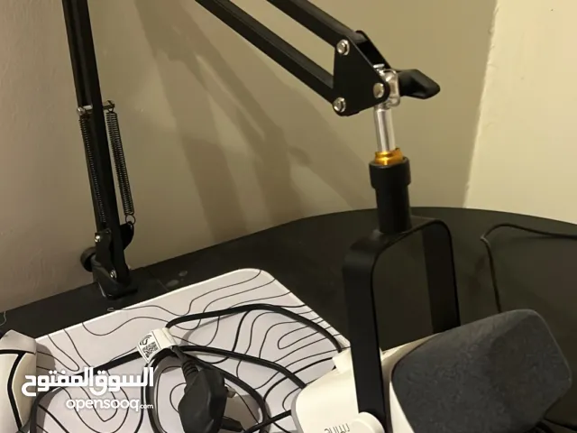 بيعه سريعه مايك فيفاين اموره طيبه ونظيف مع مكسره كل شي فيه يشتغل واموره طيبه ابيض ومع ستاند للمايك