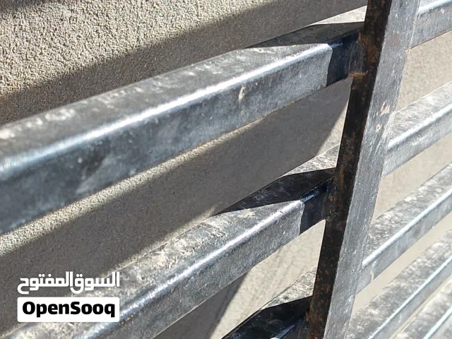 ابواب حماية متر و 20 مزال مش راكبات