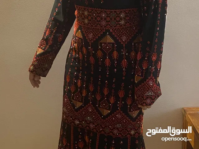 ثوب فلاحي مطرز للايجار