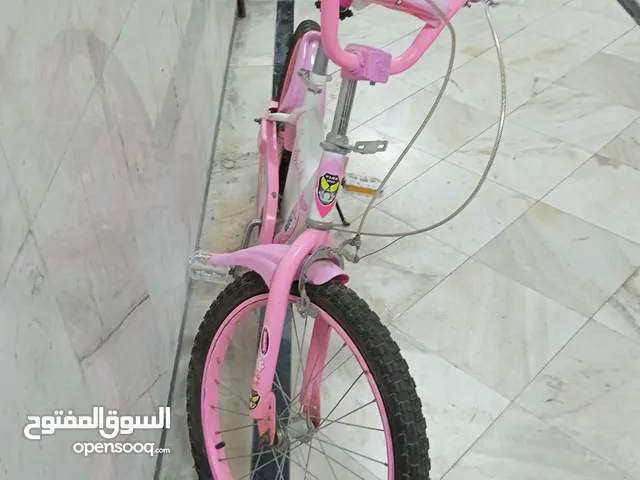 دراجة هوائية بناتية اللون الوردي والابيض