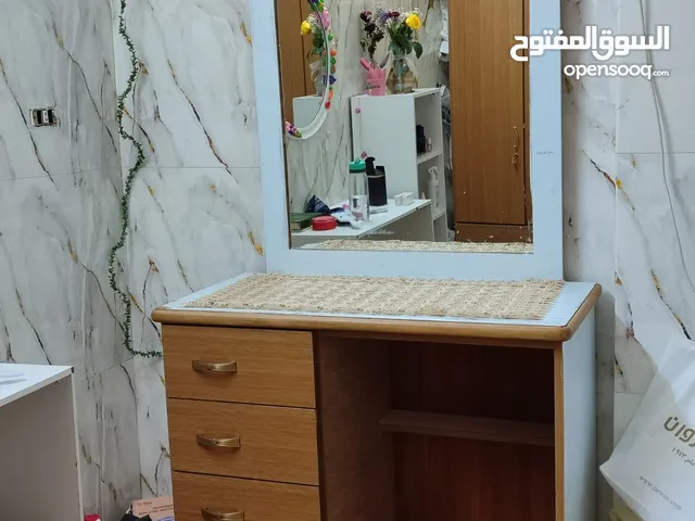 بيرو خشب للبيع مع مراي مناسب للغرف و الصالة