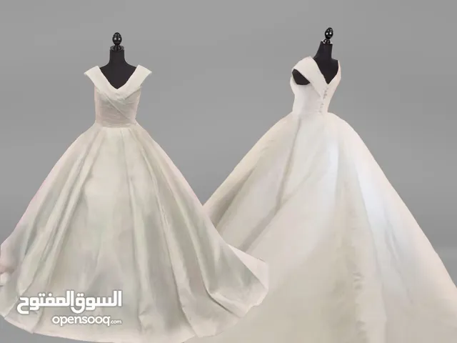 بدلة عروس مع كامل توابعها للبيع مع الطرحة والجاكيت و فستان جاهة تفصيل بسعر مغري جدا