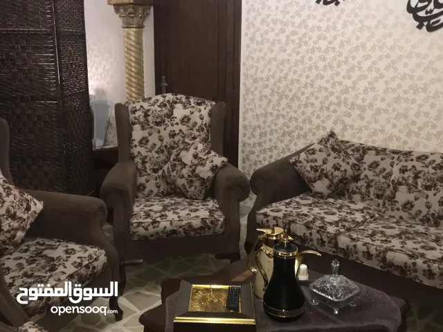 طقم كنب مستعمل مع الطاولات بحالة جيدة جدا