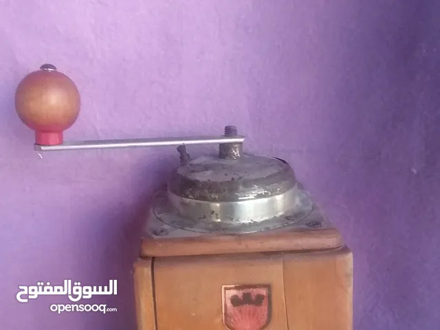 مطحنة قهوه قديمه. تراث وفولكلور