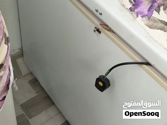 فريزر سانيو شغال مافيه اي خراب حجمه وسط   وبراد النسر حنفيه وحده شغال ومافيه شي