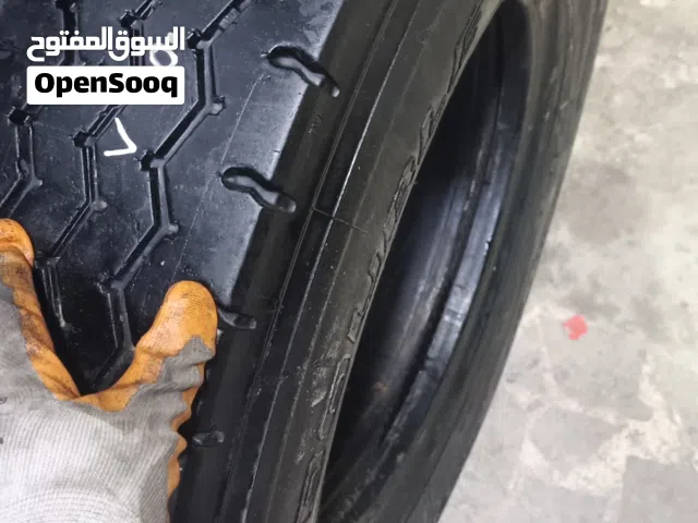 جوز إطارات 750R16 بحالة ممتازة للبيع بسعر مغري