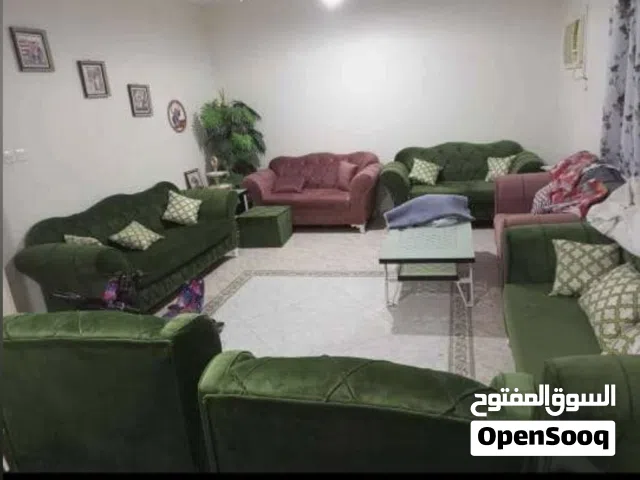 كنب 7 قطع جديد و طاولات جديده شامله ديكور الضيافه