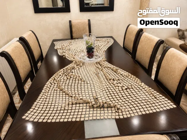 طاولة كبيرة الحجم 9 مقاعد في حالة جيدة للغاية مستعملة استعمال خفيف جدا جدا