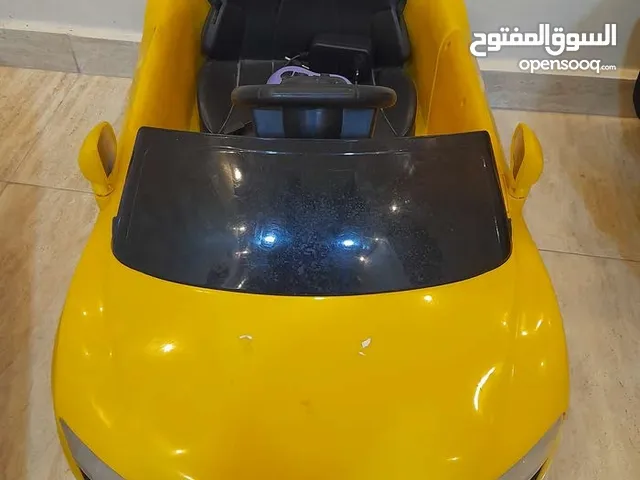 سيارة مستعملة بحالة ممتازة للبيع أضوية وزنور وأغاني وتحكم بريموت من عمر سنة لعمر ست سنوات