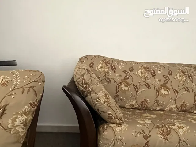 طقم كنت فلل تفصيل خشب زان راقي انيق قماشه فخمه اللون ذهبي سبع مقاعد