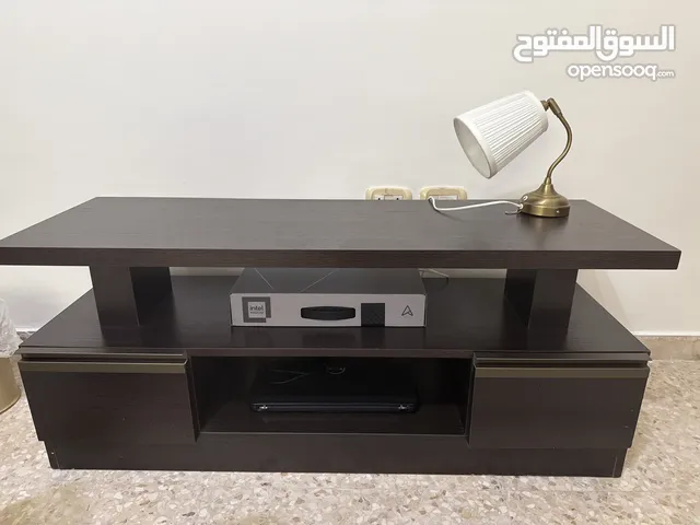 طاولة تلفزيون بحالة شبه الجديد