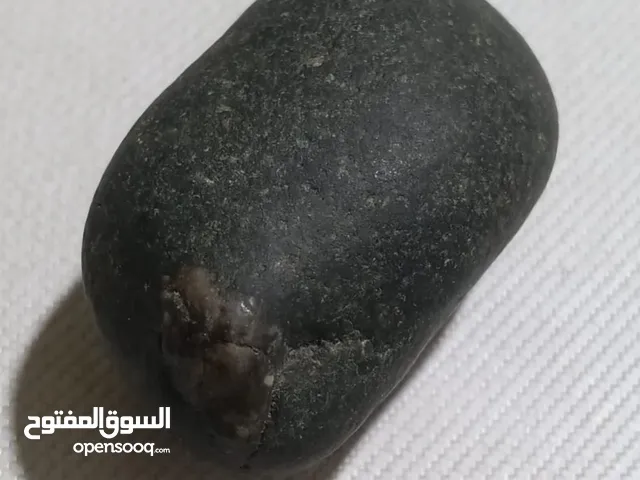 حجر نادر للبيع.