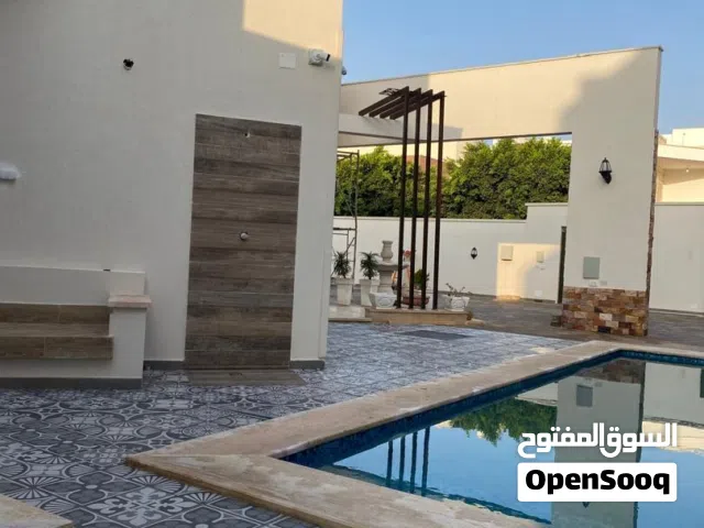 فيلة  تصميم إيطالي على قطعة أرض مساحتها 678 م دورين وملحق للعامل وحديقة جميلة وحوض سباحة