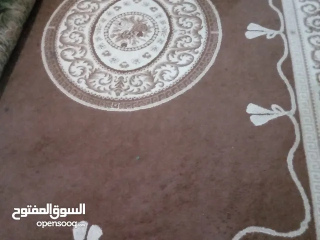 بطانيات استعمال نظيف وسجادتين وبساط