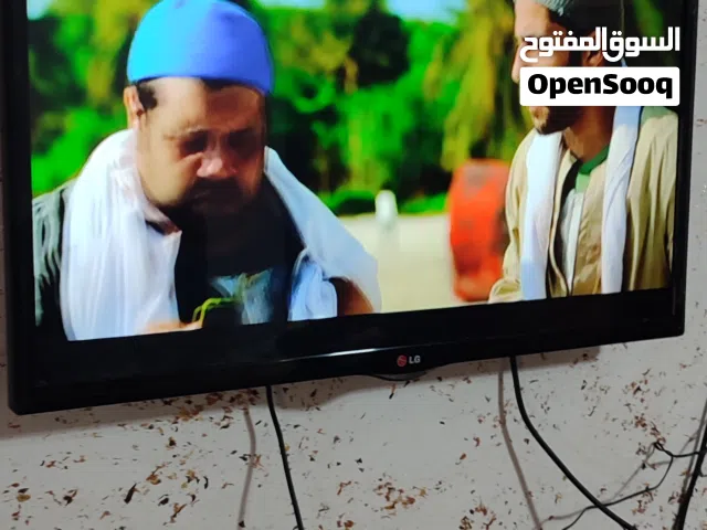 شاشه 32 عادي ال جي بحاله ممتازه مع علاقة حائط
