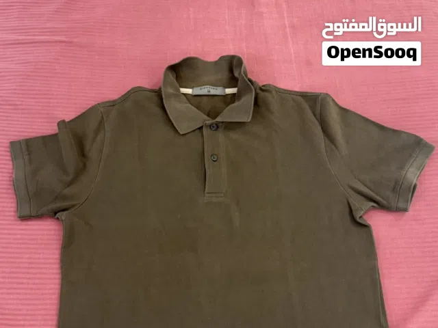 تيشيرت بني مستعمل مقاس M (ملابس)