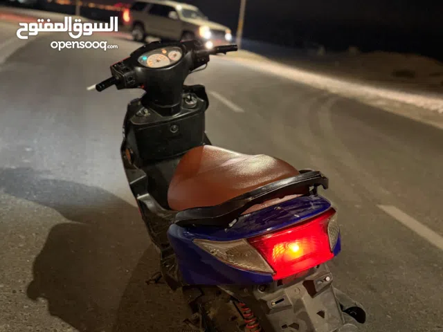 سكوتر بحالة جيدة لا يعاني من شيئ اقرئ الوصف