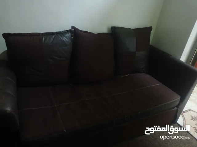 كنب جلد وقماش لون بني بحاله جيدة