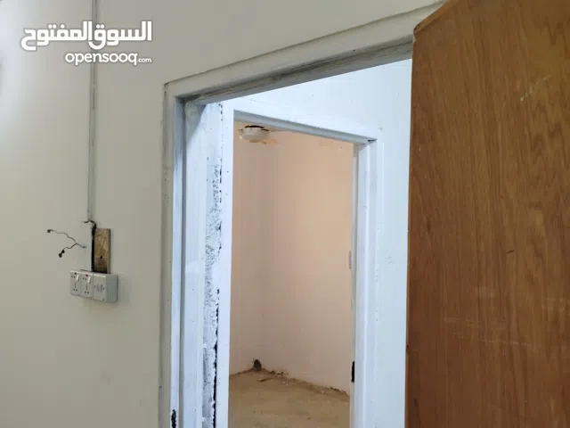 شقة طابو ملك صرف للبيع الموفقية شغل درجة اولئ جاهزه للسكن العمارة الاولئ  علئ شارعين تبليط