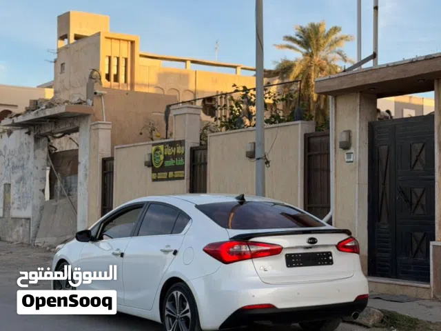 2015 كيا سيراتو Standard