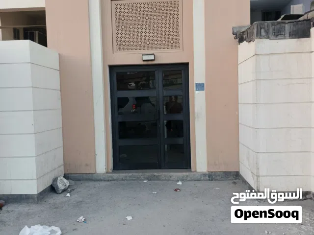 للبيع شقه اسكان في مدينة عيسى على شارع الاستقلال