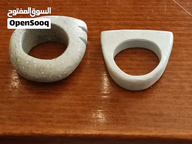 خواتم ودلايات من الأحجار والأخشاب الطبيعيه