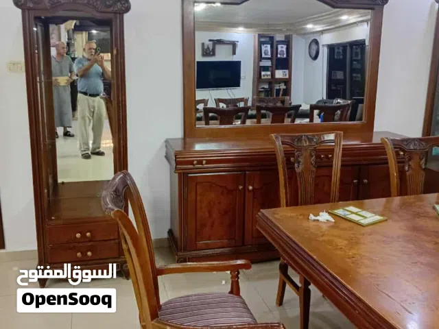 طاولة سفرة معها 8 كراسي مع درسوار وانترى عدد 2 خشب زان وبلوط