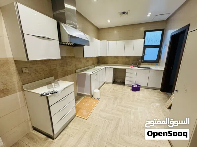 للإيجار شقة مميزه في ابوفطيره مساحات كبيره