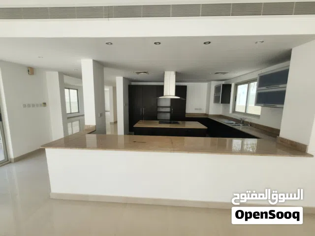 FOR SALE - Luxury Villa with Pool in Amwaj