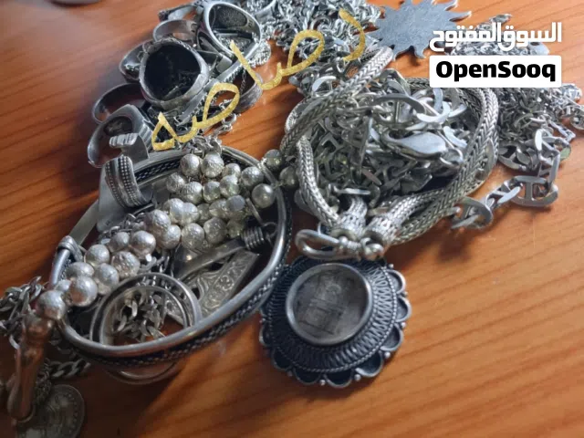 نشتري الفضة الكسر بجميع أنواعها سناسيل وبلاكات، خواتم و اواني اللي عنده فضة يبعث صورة مع الوزن