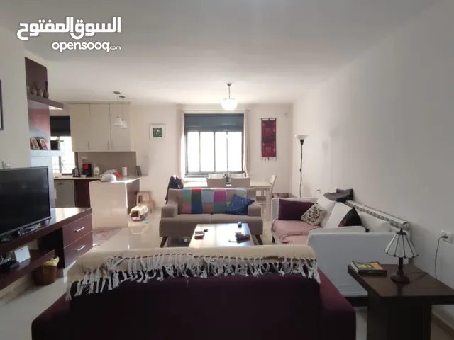 شقة أرضية بحالة شبه جديدة للبيع مع مساحة خارجية كبيرة