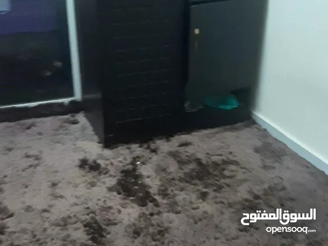 خزانة ملابس نظيفة مستعملة لكن درجها الأسفل مفقود فقط